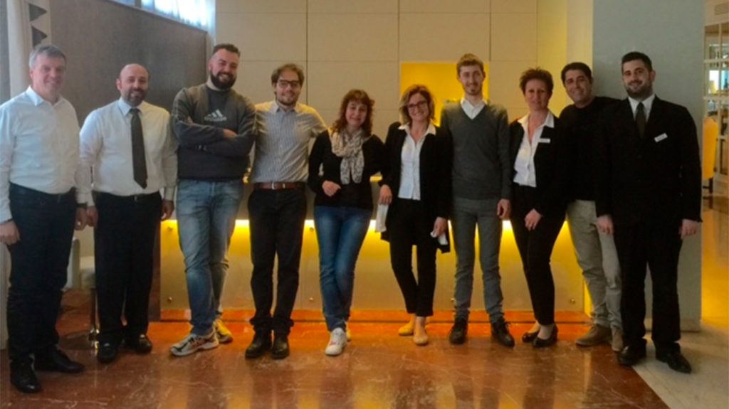 Foto di gruppo nella hall dell'hotel Roxy Plaza a Verona