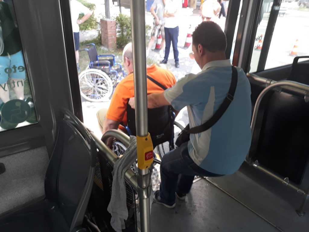 Un autista utilizza la pedana inclinata per la salita con la carozzina