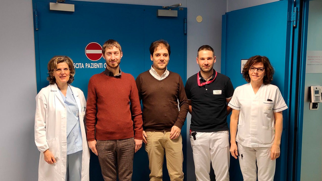 Una foto di gruppo con la dottoressa Grazia Pertile, Fabio Lotti e Marco Andreoli, Stefano Zullo e Roberta Foladori, rispettivamente coordinatore infermieristico del Reparto e del Servizio di Oculistica.