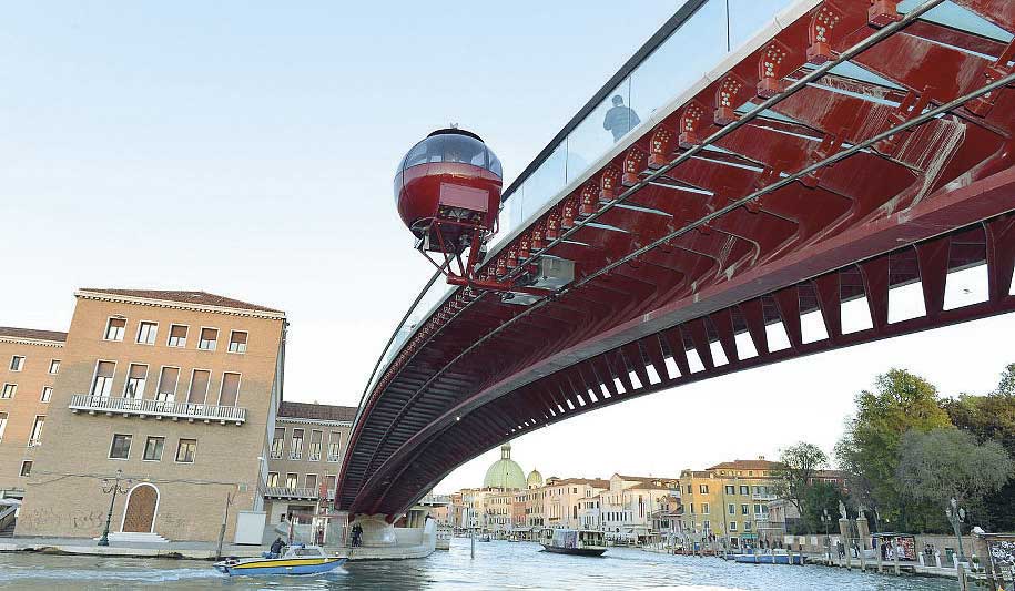 L'ovovia sul ponte di Calatrava a Venezia
