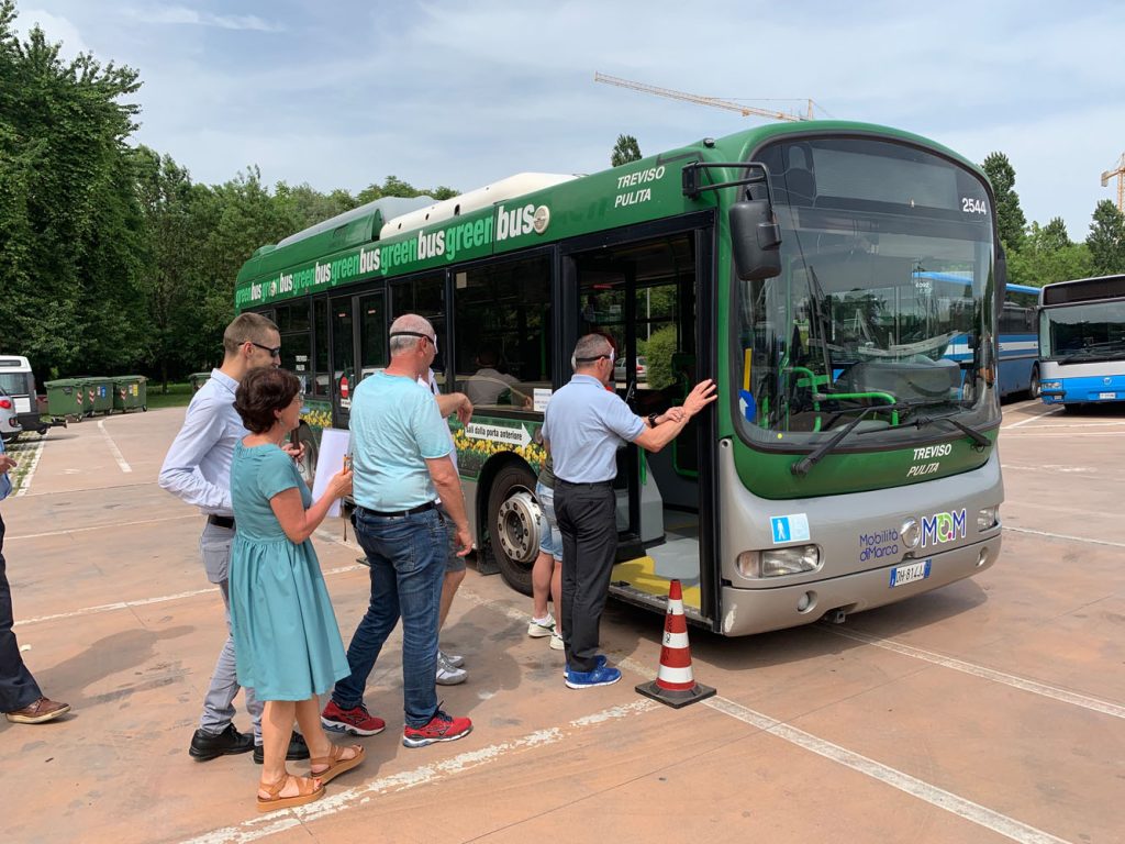 Gli autisti della compagnia MOM con una benda sugli occhi provano a salire sul bus per comprendere le esigenze dei passeggeri con disabilità visive.