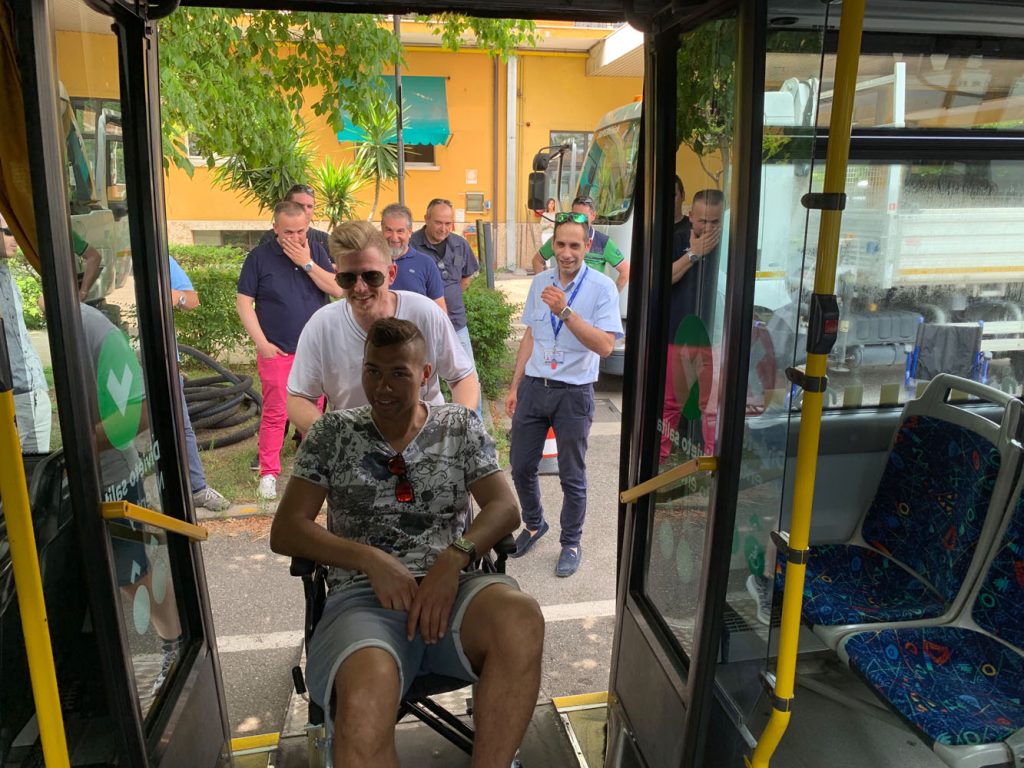 Gli autisti di linea provano a salire sul bus con una sedia a rotelle per mettersi nei panni delle persone con disabilità motorie