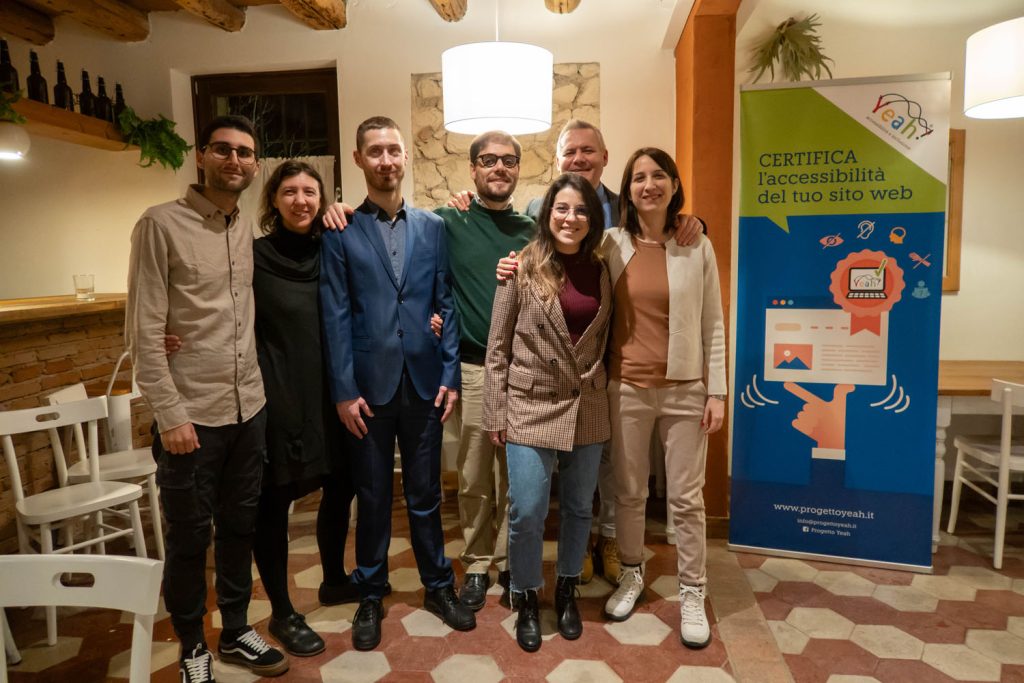 Foto di gruppo del team Yeah durante la festa per i 10 anni, da sinistra a destra: Salvatore, Alice, Fabio, Marco, Clara, Giovanni e Barbara