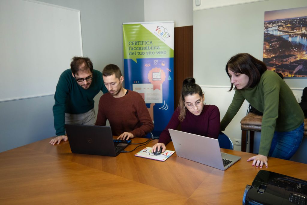 Il team Yeah in ufficio mentre svolge dei test di accessibilità al computer